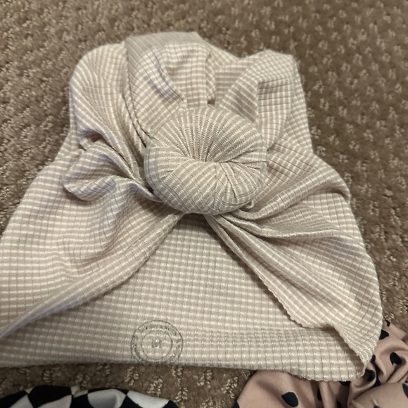 3 Bunny Knots Neutral size M - Picture 3 of 4